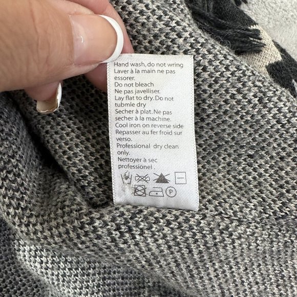 Left on Houston Women's Southwestern Oversized Open Poncho Sweater Size XS/S - Picture 7 of 7